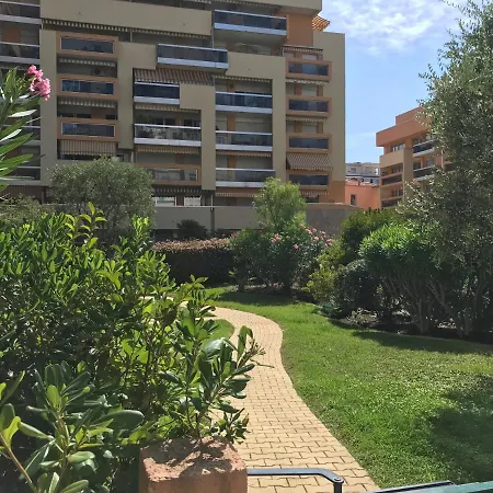 Апартаменти Menton 2 Pieces 4 Personnes Avec Grande Terrasse Au Calme Plage A Pied