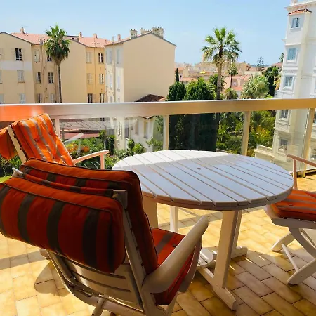 Menton 2 Pieces 4 Personnes Avec Grande Terrasse Au Calme Plage A Pied