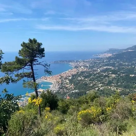 Menton 2 Pieces 4 Personnes Avec Grande Terrasse Au Calme Plage A Pied Мантон